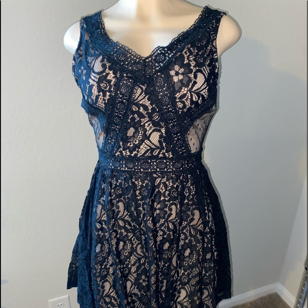 Lace V Neck Sleeveless Asymmetrical Dress - Picture 4 of 5